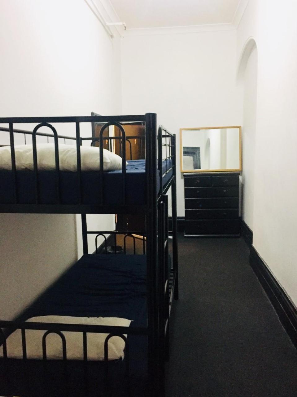Iguana Hostel *